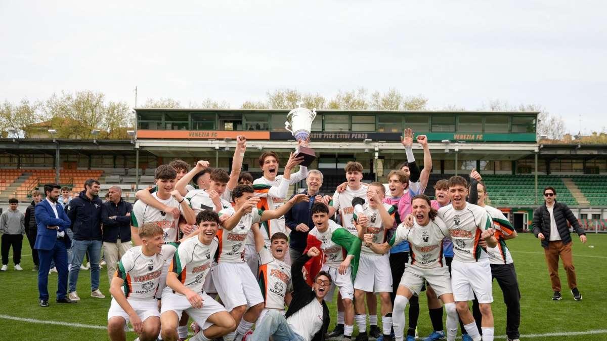Venezia, l'I.I.S. Vendramin Corner vince il Trofeo Sigalotti al Penzo