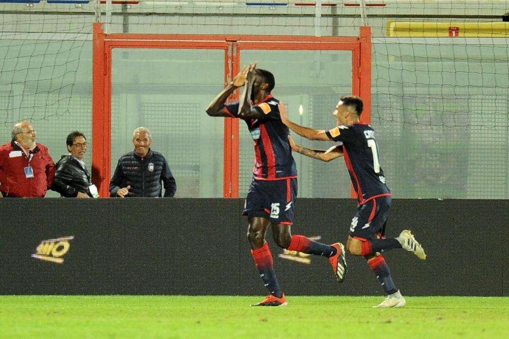 Il Crotone vince sul campo dell'Entella: 2-1 per gli Squali, a segno Armenteros e Simy