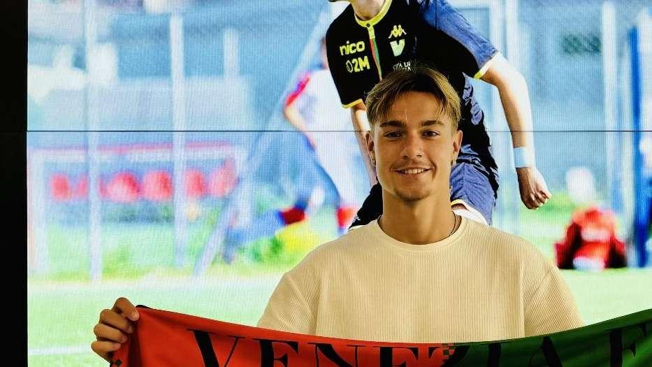 Venezia, Schiavon firma il suo primo contratto da professionista