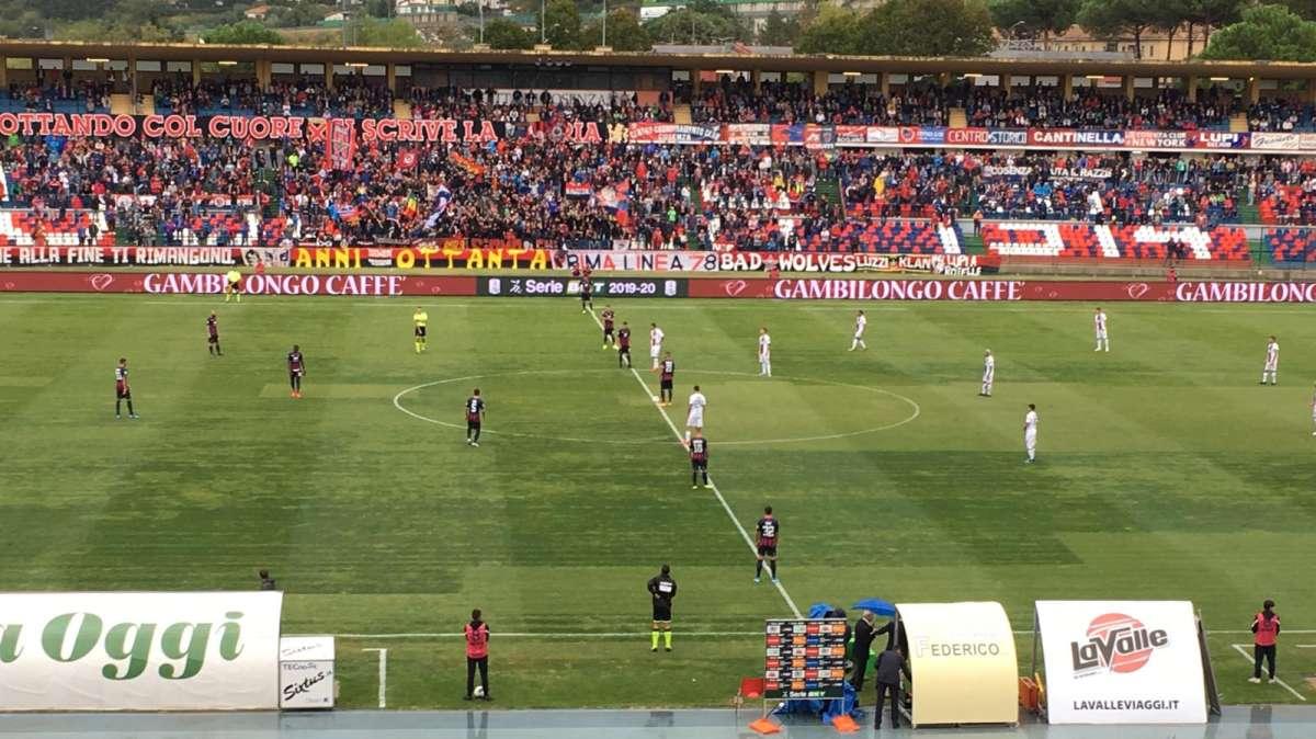 Cosenza-Venezia, LE PAGELLE, difesa messa sotto altissima pressione, attacco alla deriva