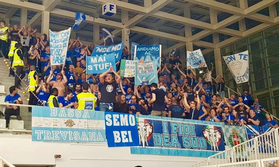 "Oltre ogni rivalità", la Curva Sud del Treviso Basket promuove una raccolta fondi per aiutare Venezia