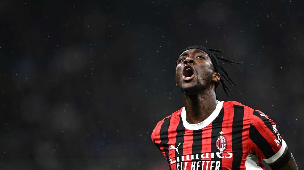 Milan, problema alla zona lombare per Jovic nel riscaldamento: al suo posto Abraham