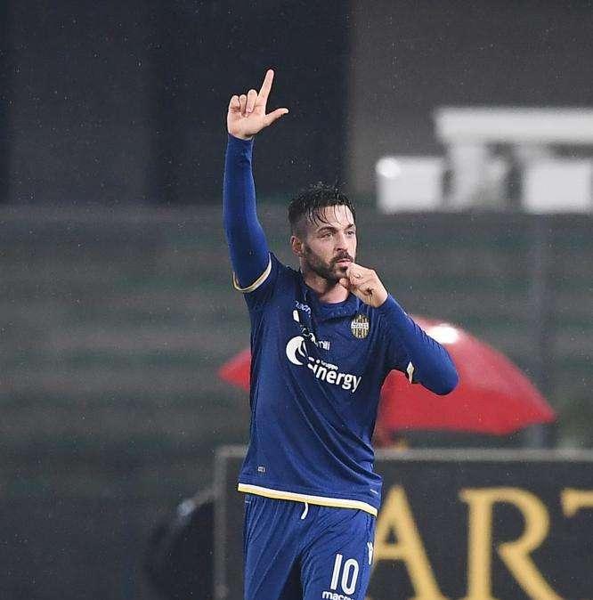Serie B, Di Carmine riprende Pettinari. Verona-Crotone è 1-1 tra i fischi