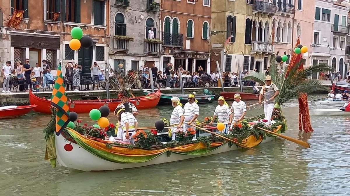 Il gruppo Sportivo Ca' Savio porta alla Vogalonga di Venezia una Caorlina arancioneroverde