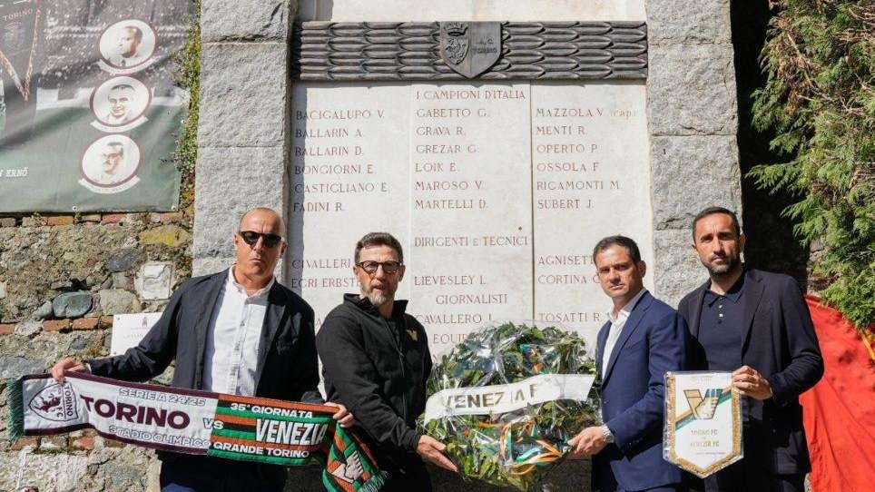 Anche il Venezia rende omaggio al Grande Torino: una delegazione ha fatto visita a Superga
