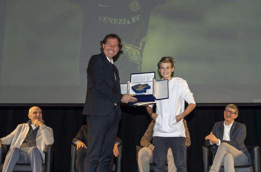 Maurizio Domizzi premiato al Galà del calcio Triveneto, ritira il premio Paolo Poggi