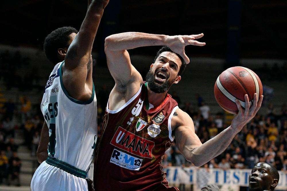 Cantù-Reyer, LE PAGELLE, Watt e Daye tengono a galla una squadra col fiato corto, De Nicolao sbaglia tantissimo ma mette ben 14 assist