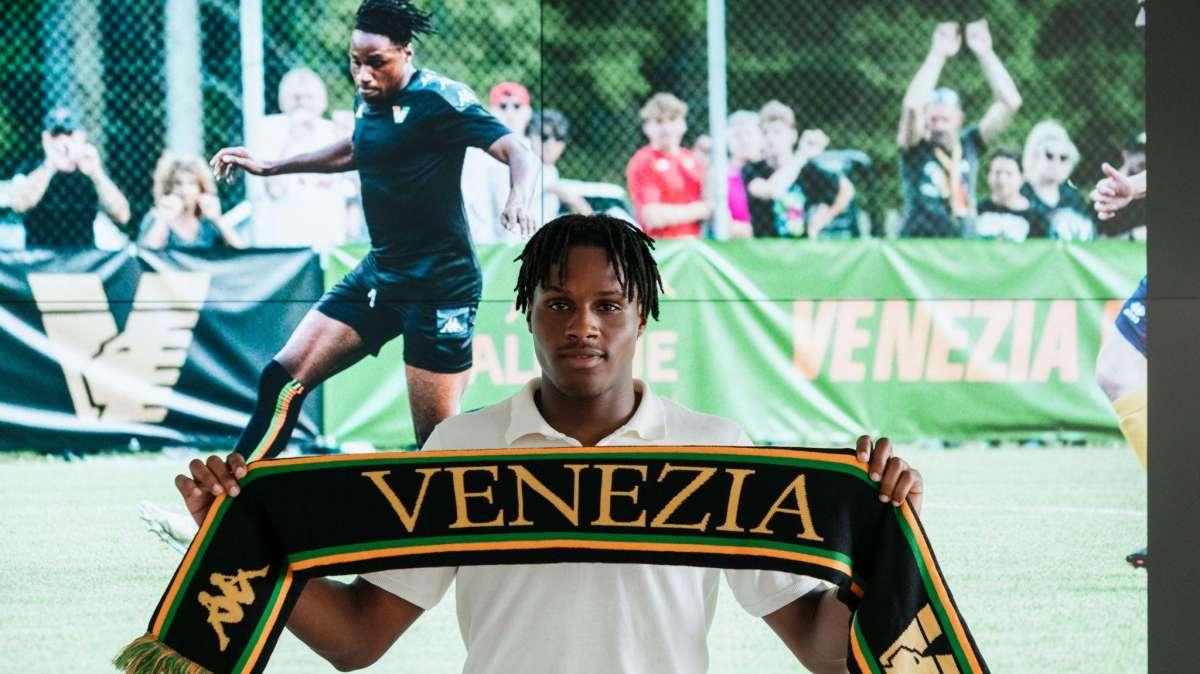UFFICIALE - Okoro firma il suo primo contratto da professionista