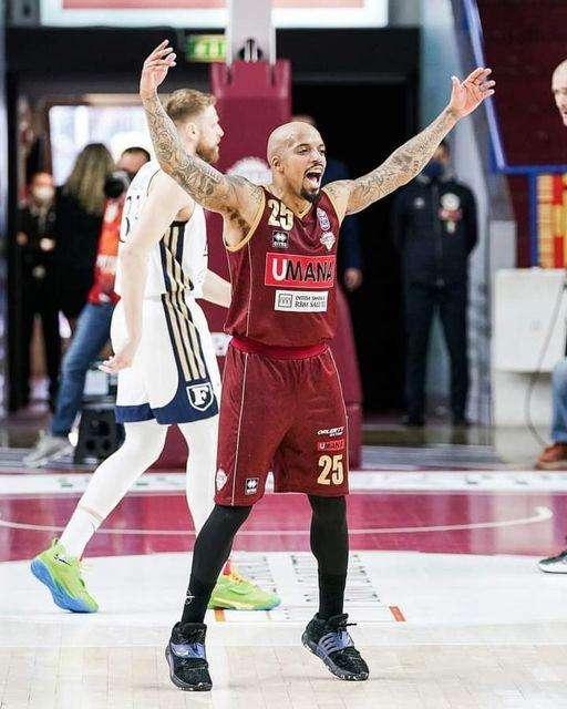 Dentro al campo, terzo successo di fila in campionato per la Reyer