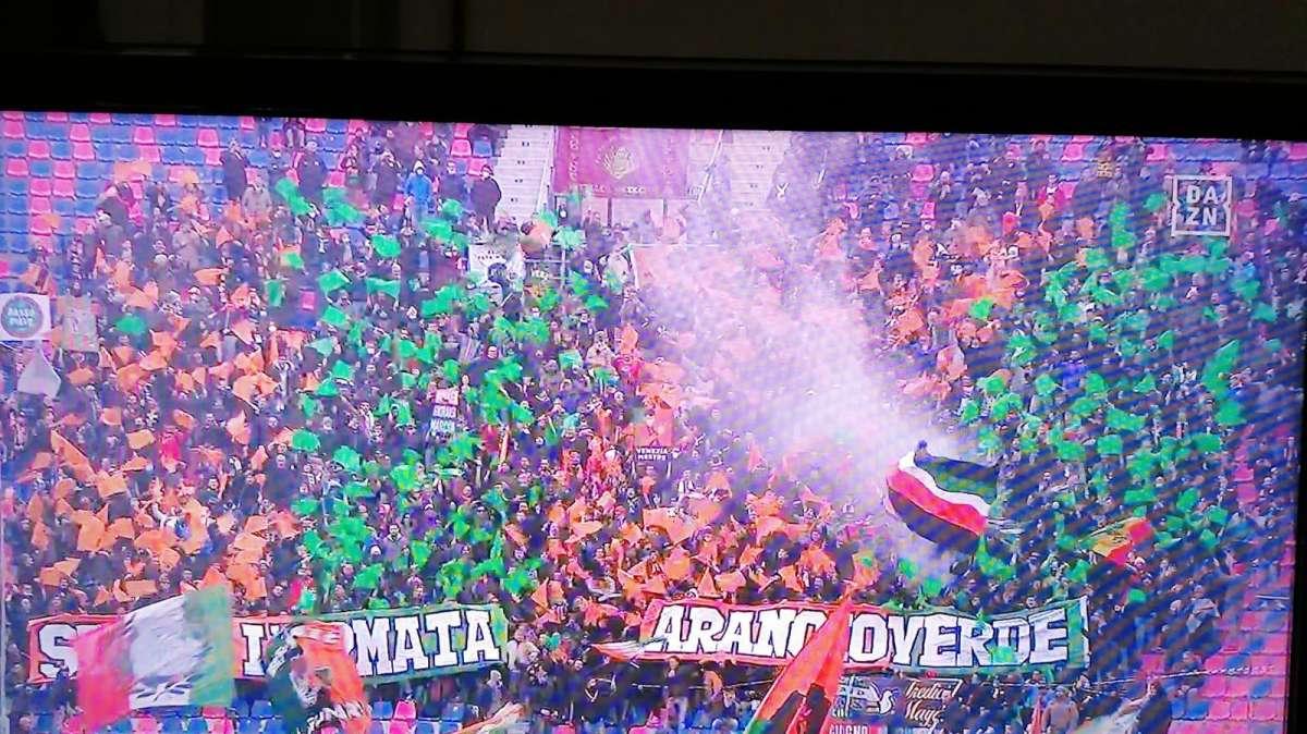 "Siamo l'armata arancioverde": I tifosi veneziani si presentano così al Dall'Ara di Bologna.