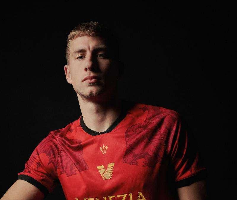 Venezia, presentata la quarta maglia realizzata in collaborazione con Drake Ramberg