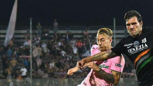 Venezia-Catanzaro, nel prepartita maglia speciale per Domizzi