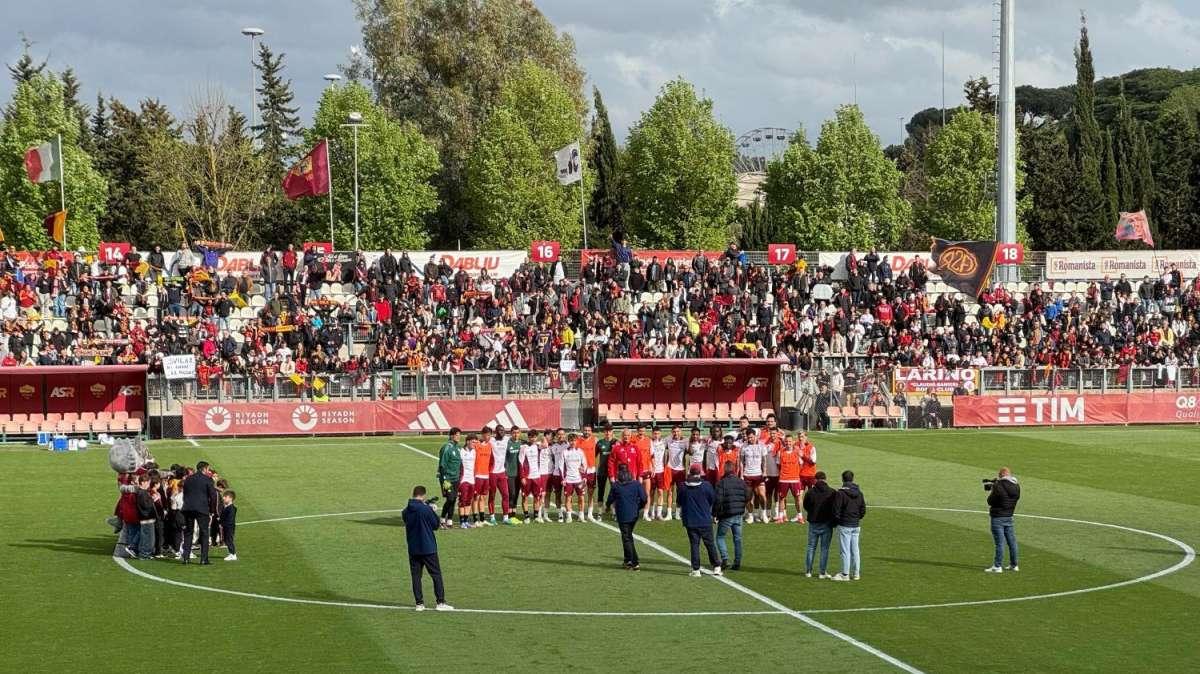 TRE FONTANE - È terminato l'allenamento a porte aperte della Roma. Ranieri: "Vi ringraziamo per l'amore che ci dimostrate ogni volta"
