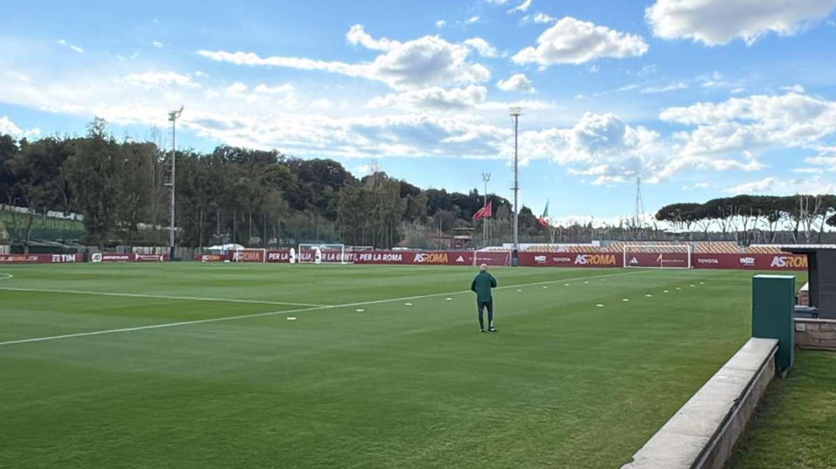 Lavoro di trasmissione del pallone e partitella a campo ridotto. Presente Koné, vistosa fasciatura al polpaccio per Mancini