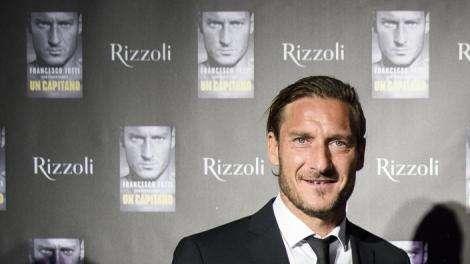 Totti ringrazia chi ha lavorato alla stesura del suo libro. VIDEO!