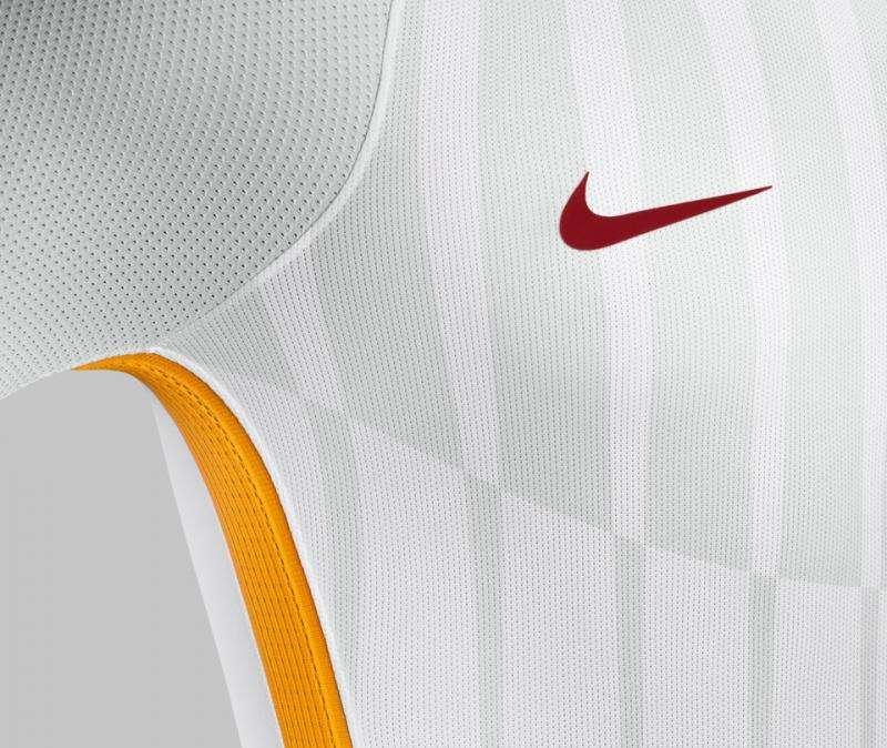 FIFA Ultimate Team, domani il torneo per vincere la maglia da trasferta AS Roma eSports