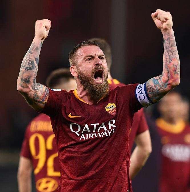 De Rossi dona la maglia autografata all'associazione "Il mago di Oz"