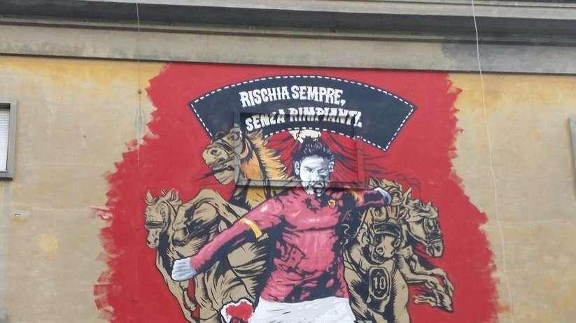 Murales per Totti sulla facciata dell'ex rimessa Atac a Piazza Ragusa. FOTO!