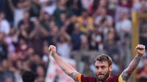 Twitter AS Roma: "All'asta le maglie di Totti e De Rossi"