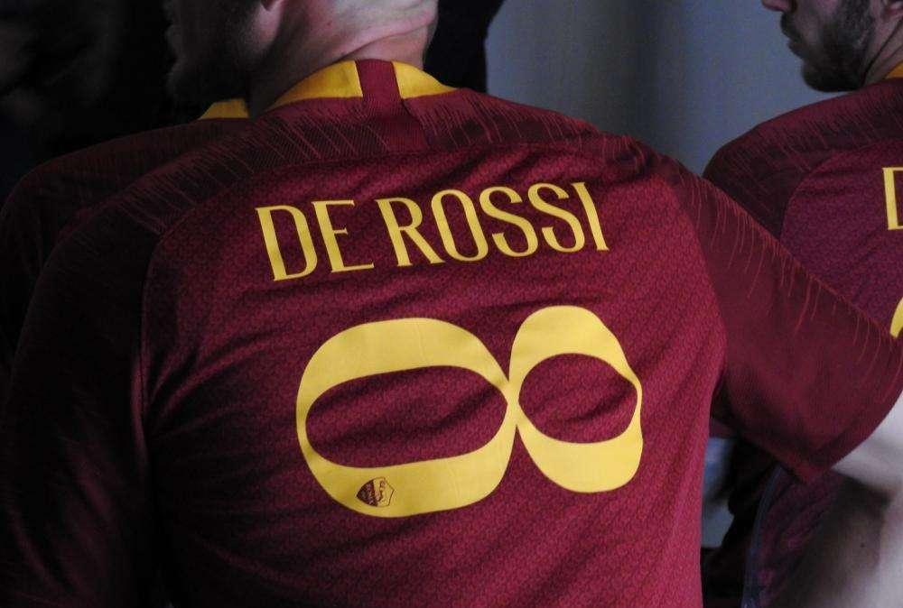 Trigoria, presente tutta la squadra alla conferenza di De Rossi. Abbraccio con i giocatori al termine. FOTO!