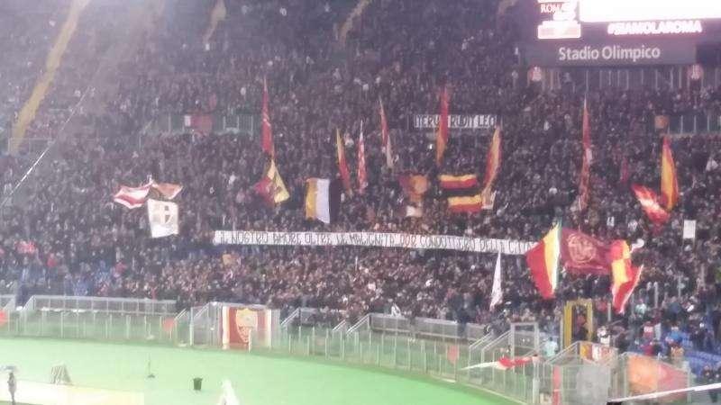 Striscione in Sud per De Rossi: "Il nostro amore oltre le malignità". FOTO!