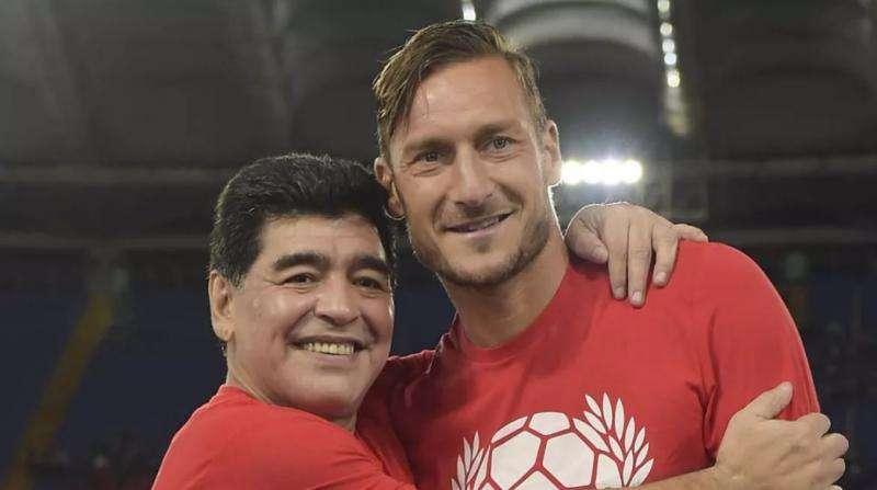 Maradona e la richiesta a Totti: "Ti prego non lasciare il calcio sennò mi annoio come un matto". VIDEO!