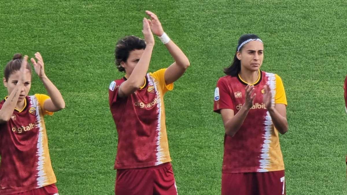 Roma Femminile, Andressa riceve il premio come migliore in campo. La brasiliana ribadisce: "Giacinti è stata la migliore"