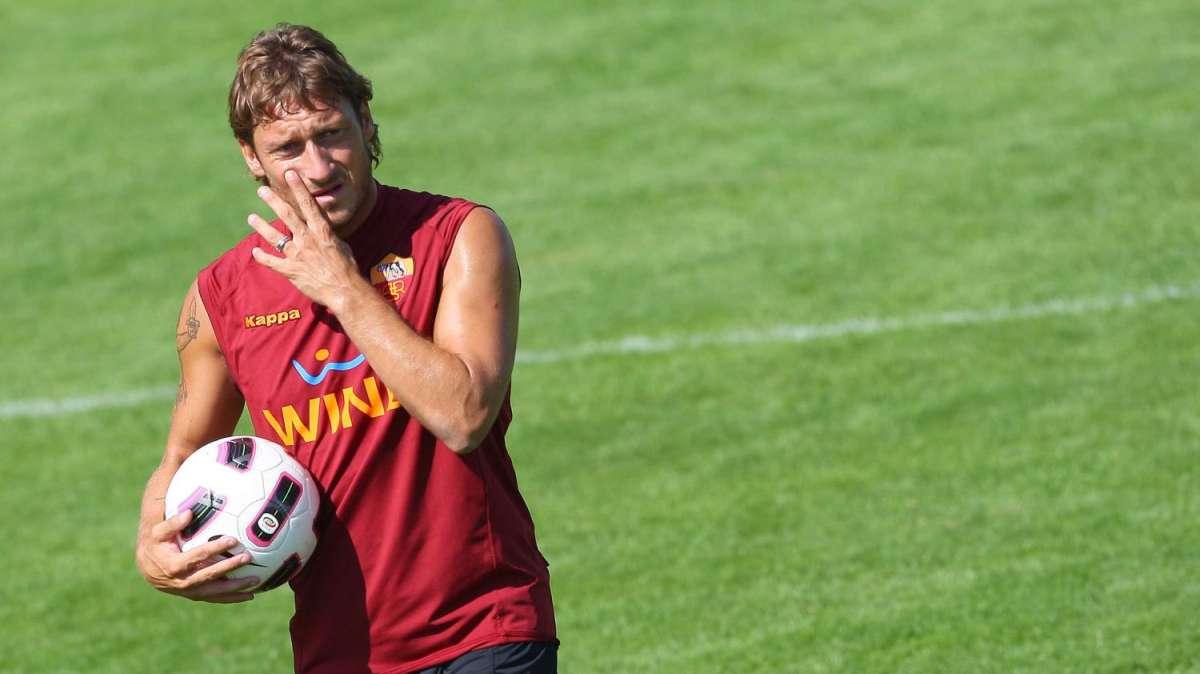 Totti: "Spero di fare altri 4 o 5 ritiri, pure di più così qualcuno si ammazza"