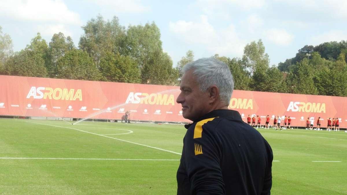 Mourinho segue gli ultimi minuti dell'allenamento accanto alla postazione stampa. FOTO!