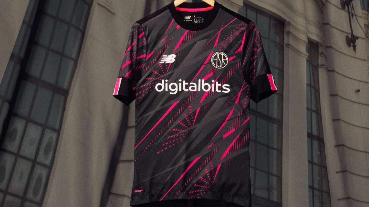 Presentata la terza maglia: figure moderne, lo stemma ASR e il richiamo al branco di lupi. FOTO!