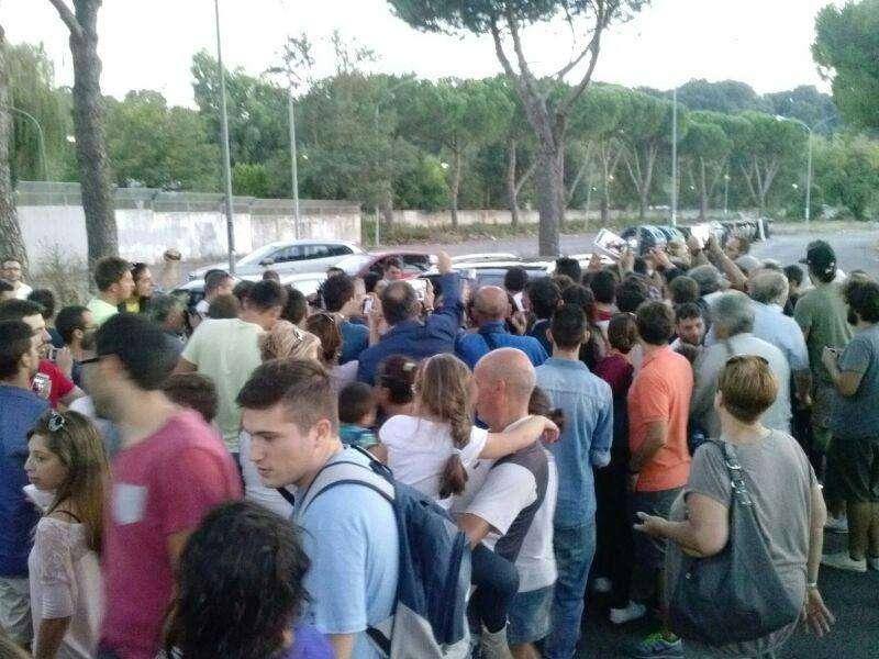Febbre da Liverpool a Trigoria. Circa 200 tifosi presenti per incitare la squadra