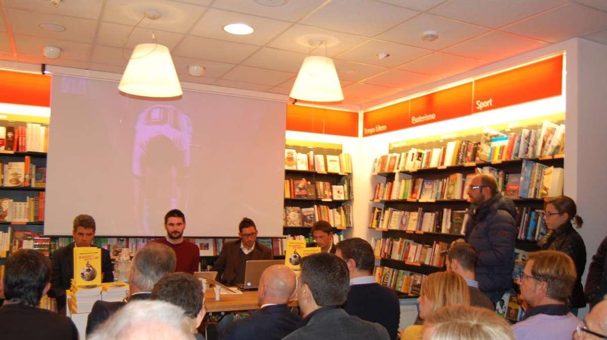 Roma Club Salerno, successo per "Il manuale del calcio". Luca Di Bartolomei: "Ago a Salerno ritrovò la dimensione umana persa lasciando Roma". FOTO!