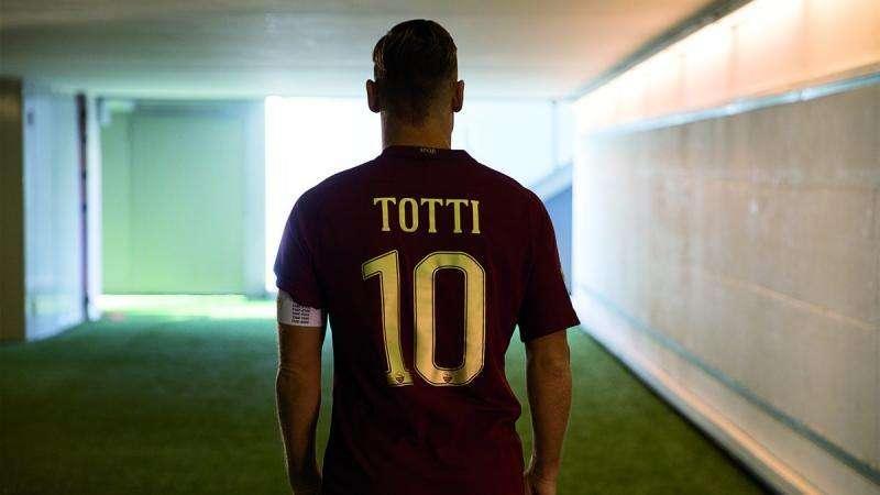 Ecco la maglia derby: rosso scuro e dettagli in oro come le Legioni Romane e la scritta SPQR. FOTO! VIDEO!