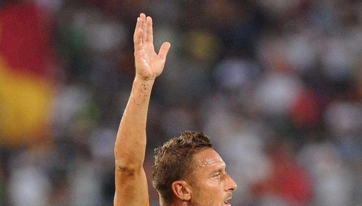 Twitter, Pio D'Antini ringrazia Totti per la sua maglia autografata
