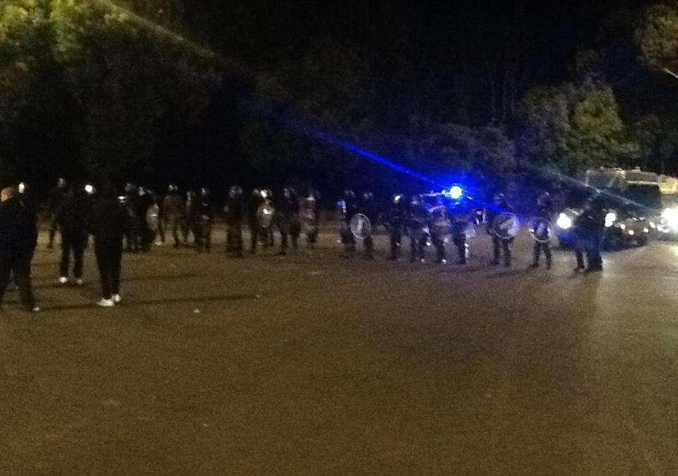 Contestazione a Trigoria, i calciatori lasciano il centro sportivo. Danneggiato un vetro del pullman giallorosso. FOTO!