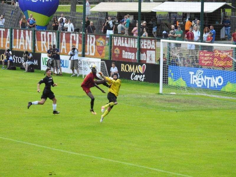 Pinzolo-Roma, scontro tra Sadiq e Cereghini. FOTO!
