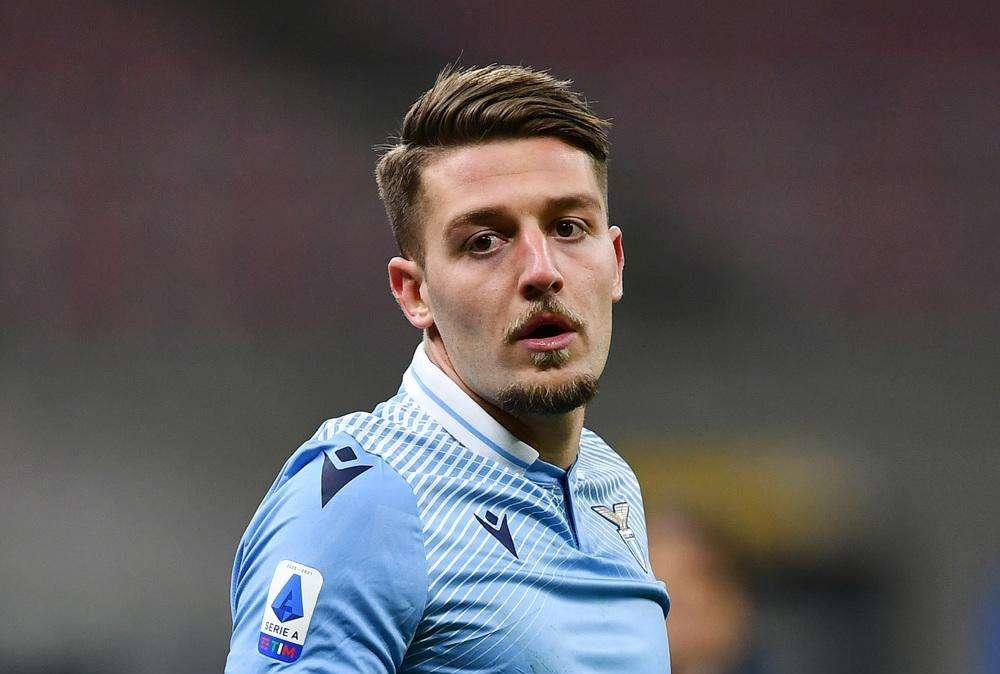 Lazio, Milinkovic in campo nel derby con la maschera per il setto nasale