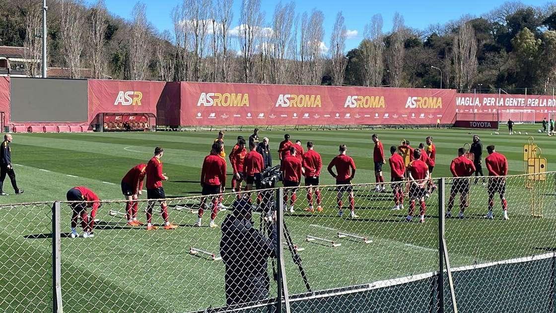 TRIGORIA - Squadra in campo dopo una prima parte in palestra. Belotti si allena con una protezione alla mano. Mancini scherza con Pellegrini e indossa il caschetto in testa. FOTO! VIDEO! 