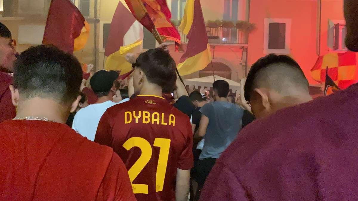 Ecco le prime maglie di Dybala indossate dai tifosi. FOTO!