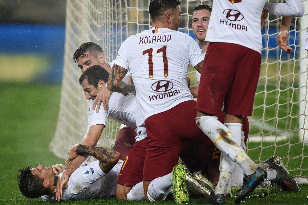 Tassista immortalato mentre guarda Hellas Verona-Roma a 110 km/h. FOTO!