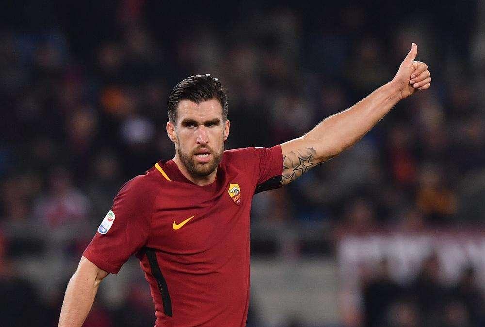 Roma-Genoa, lo Stadio Olimpico tributa Strootman: arriva anche l'abbraccio con De Rossi. Standing ovation al momento dell'uscita dal campo