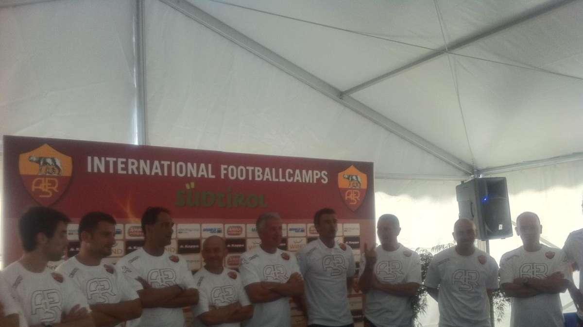 Luis Enrique in conferenza per sottolineare l'unità dello staff