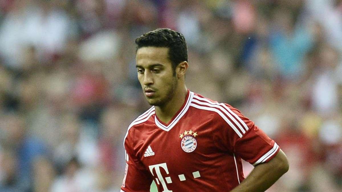 Bayern Monaco, domani nuova operazione di Thiago Alcantara a Barcellona