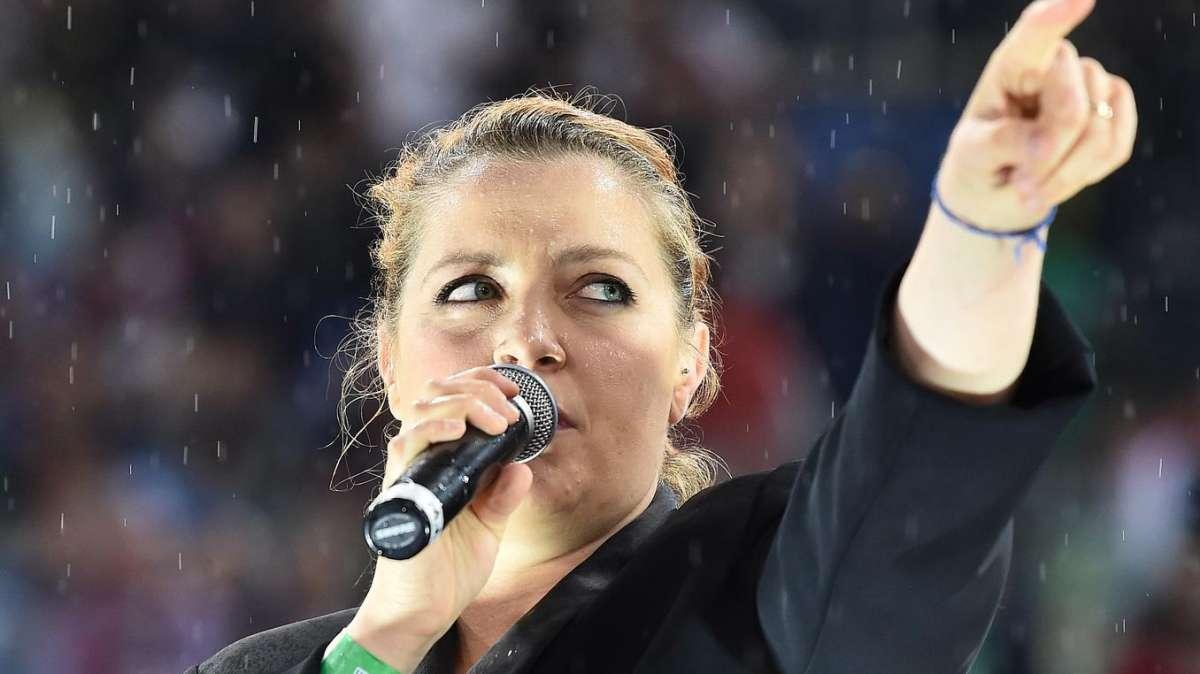 Sanremo, il pubblico urla a Noemi: "Ha segnato Celik"
