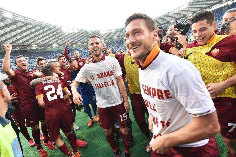 Twitter AS Roma: "Totti ha segnato 299 gol per colpa di questo autogol". VIDEO!