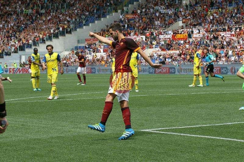Dopo il terzo gol Pjanic rende omaggio a Totti