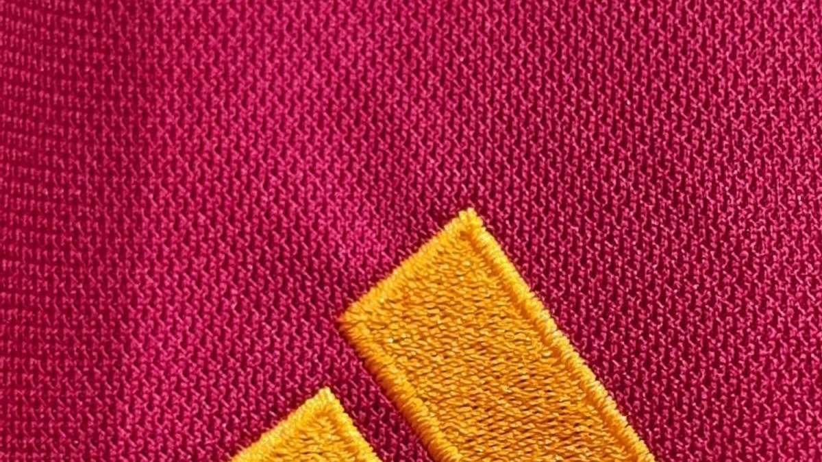 Adidas, presentata ai media a Via del Corso la prima maglia della Roma che uscirà domani. Il designer Koener: “Quello che vedete è un esempio di due anni di ricerca della storia della Roma"