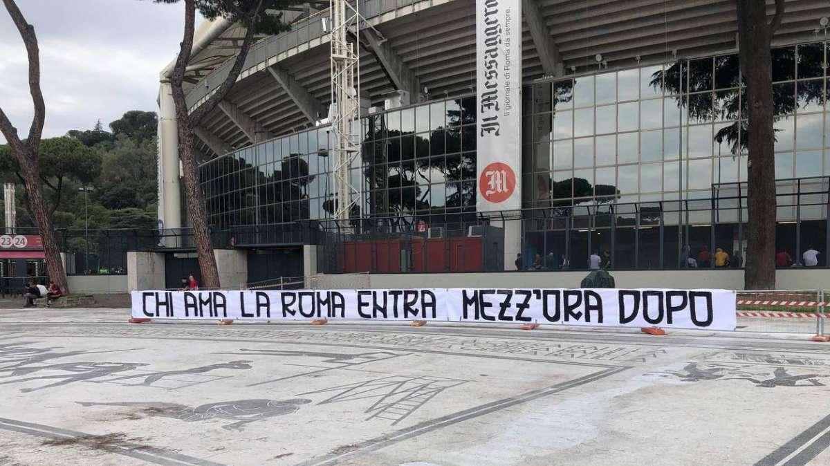 Roma-Udinese, lo striscione dei tifosi fuori dall'Olimpico: "Chi ama la Roma entra mezz'ora dopo". Strade chiuse attorno allo stadio. FOTO!