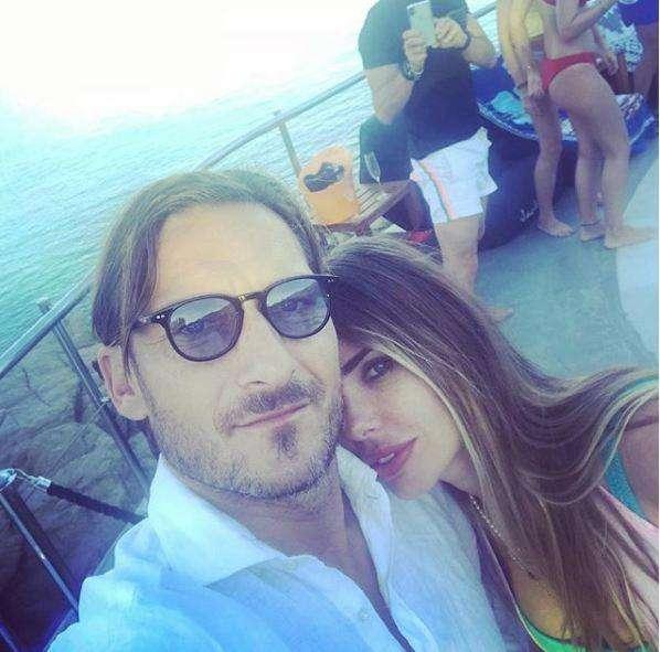 Selfie di Totti con Ilary: "Bye bye Mykonos"