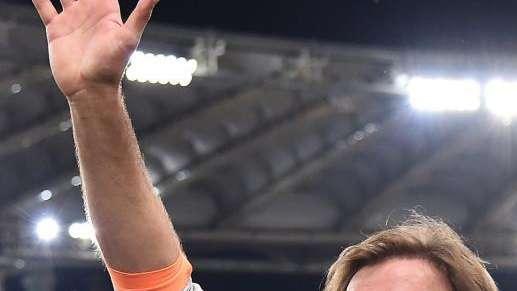 Tifosi della Lazio regalano maglia a Klopp per ringraziarlo di aver eliminato la Roma dalla Champions